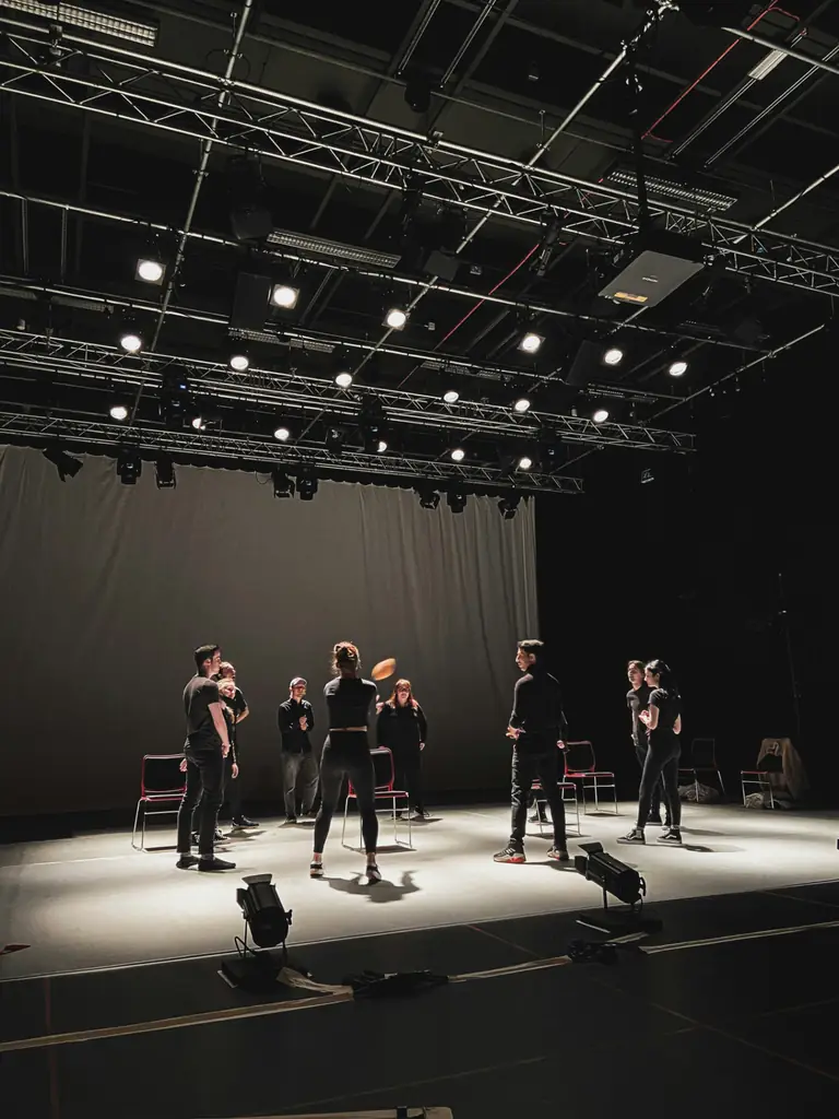 Comédiens en répétition sur scène — talents de la scène sur Dreebox